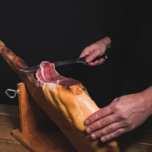 Jamón serrano colgado durante curación natural